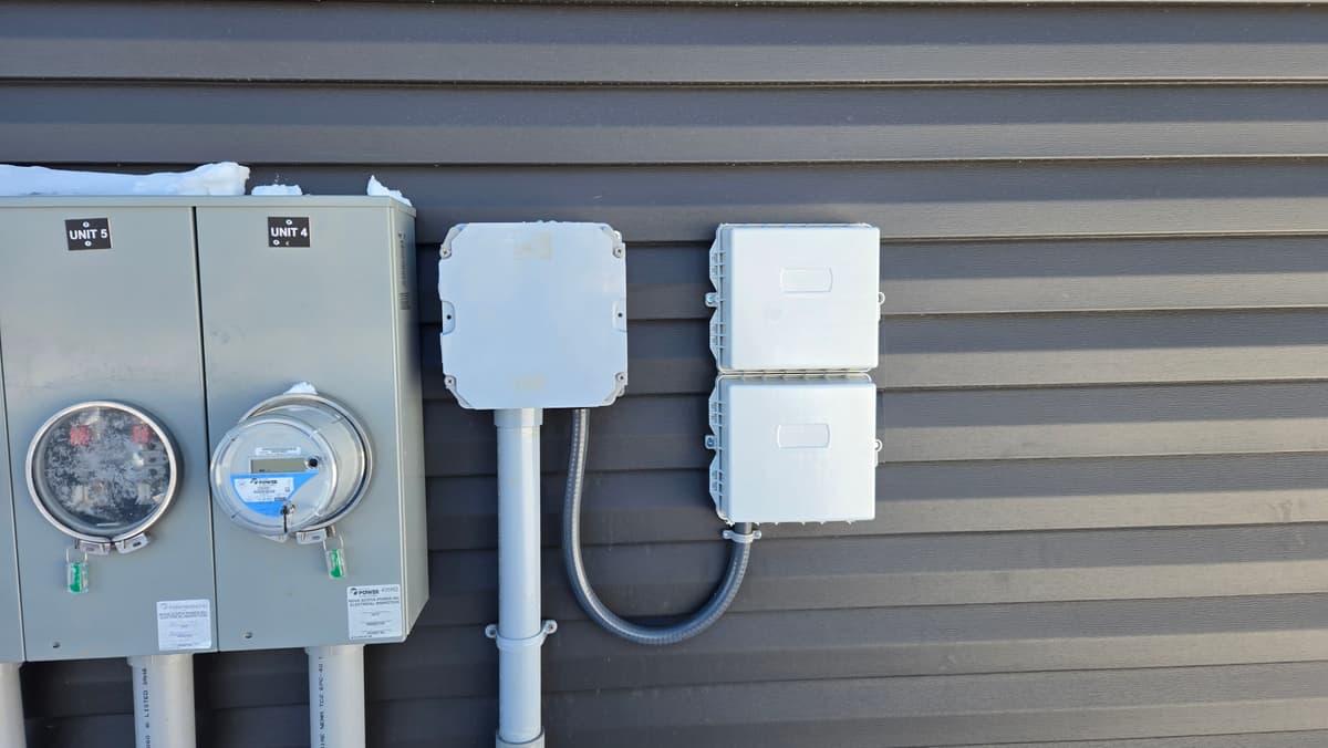 Exterior fibre and demarcation installation